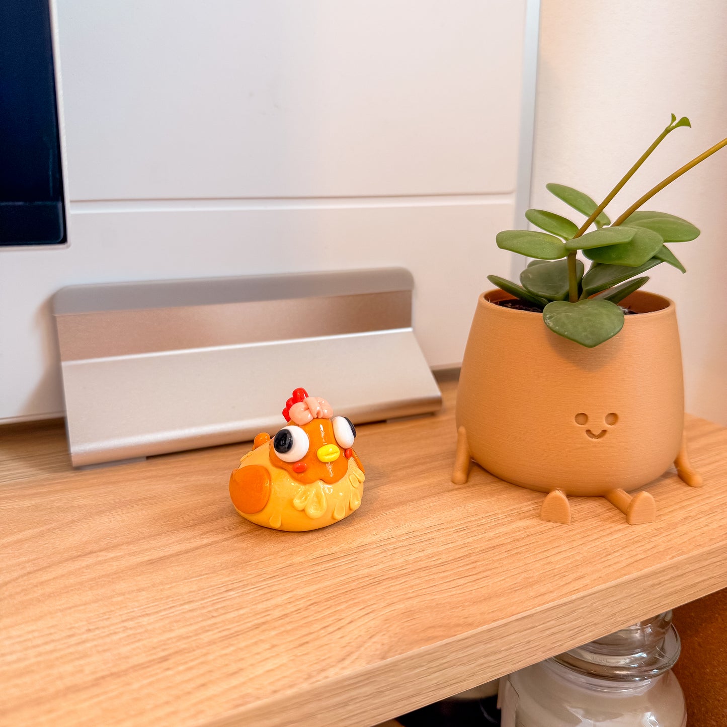 Pandora the hen | desk friend